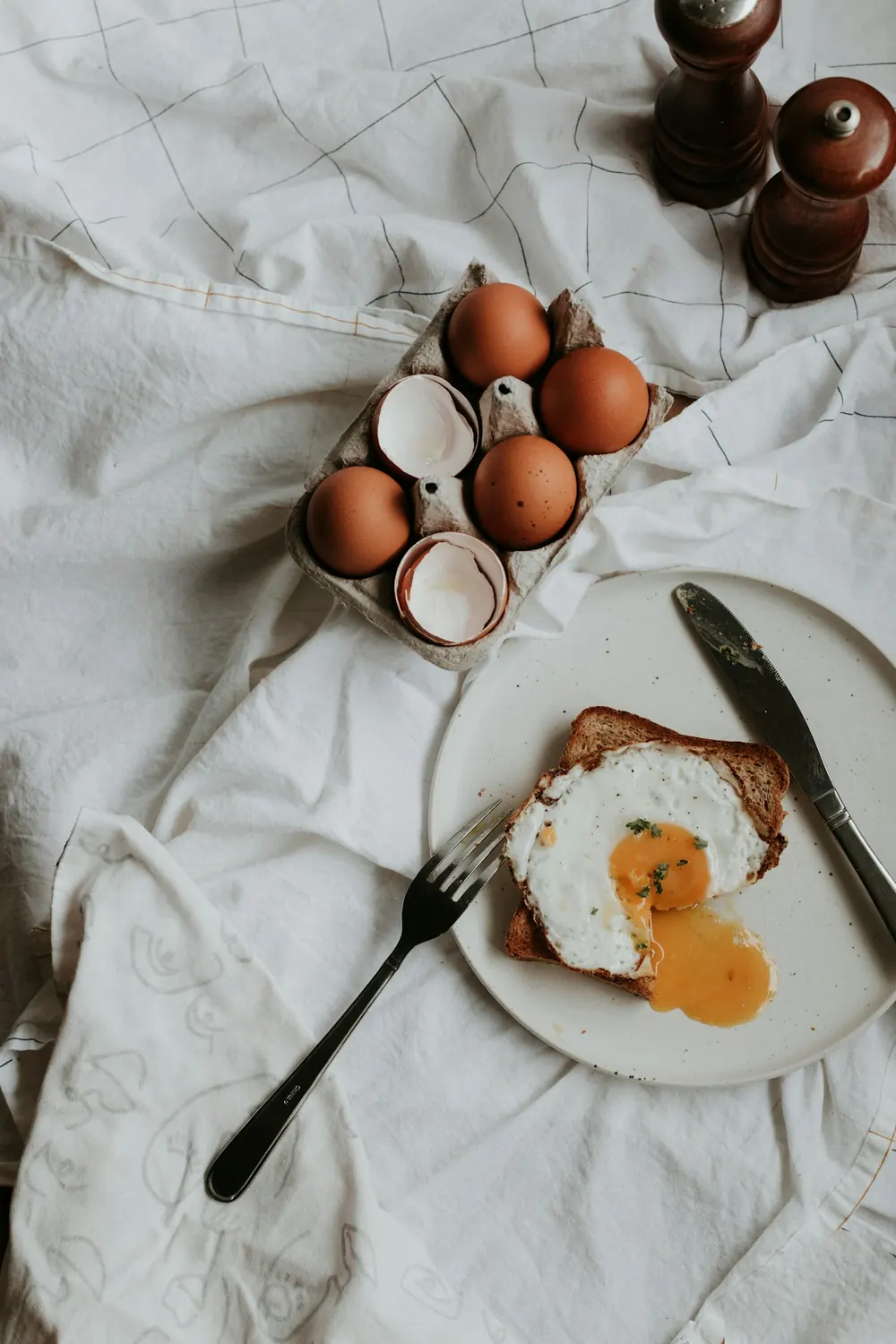 Ovos pasados por auga nunha mesa de almorzo